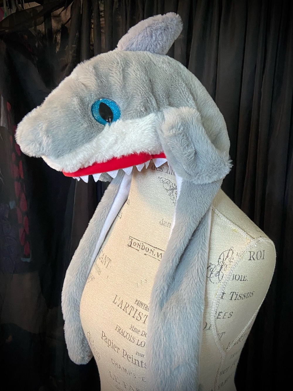 “Live action” Shark Hat with Ears that move when you squeeze the air balls🦈❤️